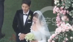 Khoảnh khắc chứng minh Song Joong Ki yêu Song Hye Kyo đến nhường nào trong đám cưới giữa thời tiết lạnh xứ Hàn - Ảnh 2.