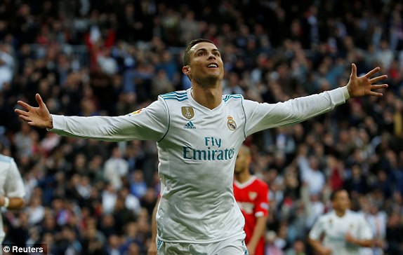 Ronaldo lập cú đúp mừng Quả bóng vàng - Ảnh 6.