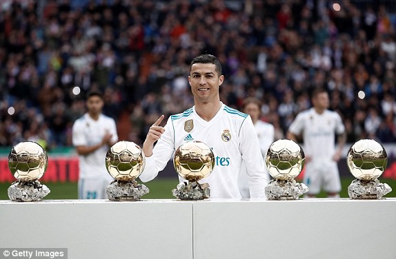 Ronaldo lập cú đúp mừng Quả bóng vàng - Ảnh 3.