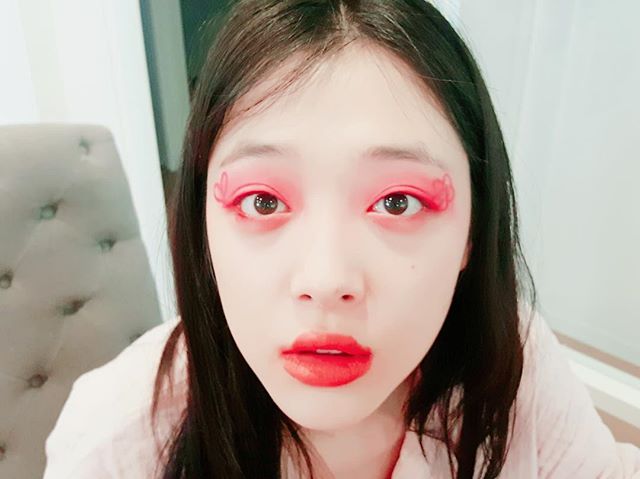 Sulli bị cho là ngày càng có vấn đề khi tiếp tục đăng hình tạo dáng khó hiểu - Ảnh 2.