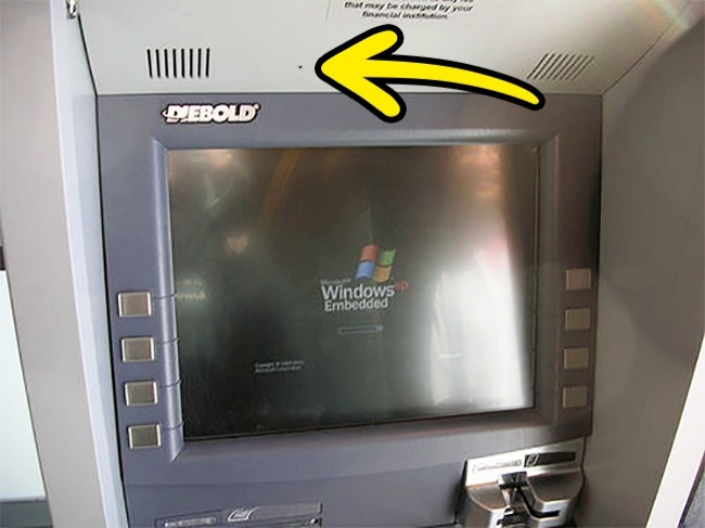 Muôn vàn kiểu hacker cướp tiền từ trạm ATM mà bạn cần phải biết - Ảnh 2.