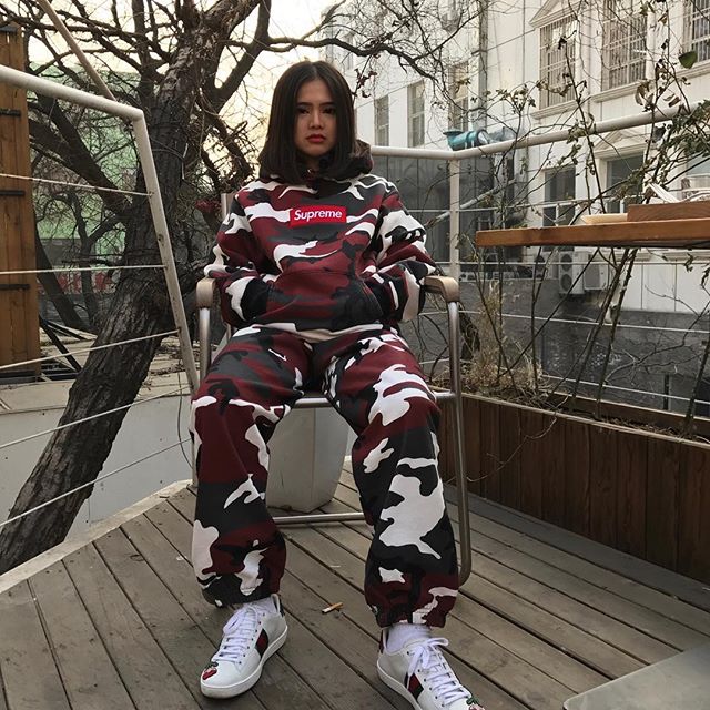 Feifei - cô nàng 20 tuổi được bố mẹ cho hơn 200 triệu đồng/tháng chỉ để mua đồ streetwear - Ảnh 9. Feifei - cô nàng 20 tuổi được bố mẹ cho hơn 200 triệu đồng/tháng chỉ để mua đồ streetwear - Ảnh 9.