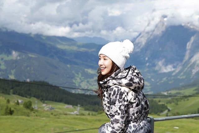 Nữ hoàng dao kéo Park Min Young đẹp động lòng người trong ảnh du lịch Thụy Sĩ - Ảnh 1.