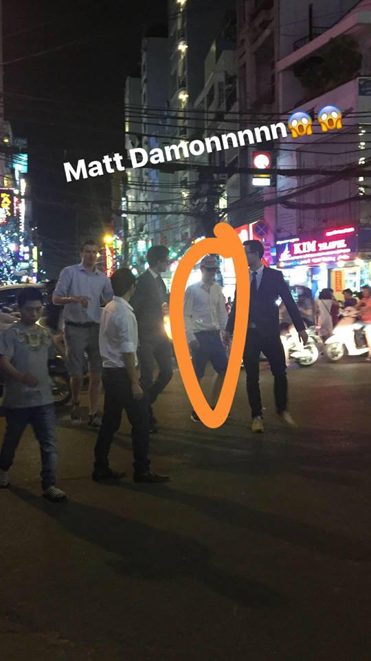 Bắt gặp diễn viên đa tài Matt Damon trên đường phố Việt Nam - Ảnh 1.