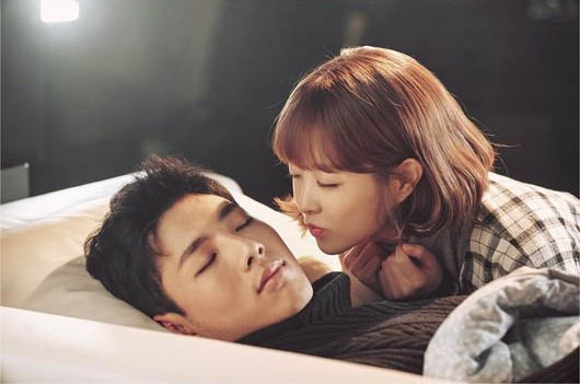 Park Hyung Sik ghé sát mặt Park Bo Young: Chưa hôn mà fan đã phát rồ! - Ảnh 2.