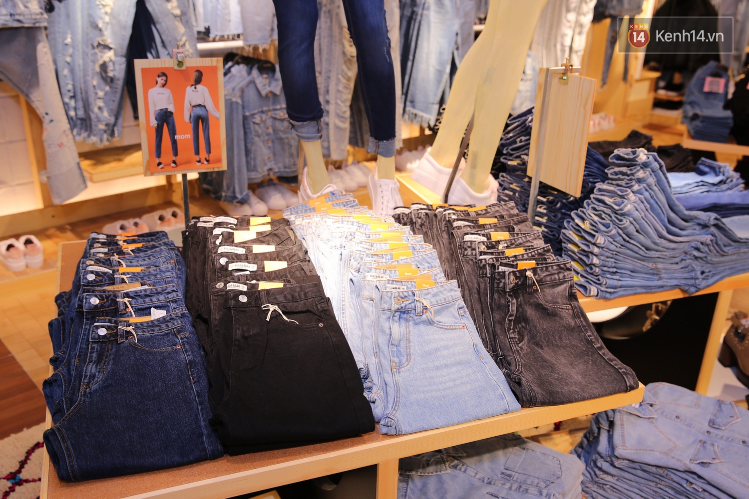 Pull&Bear Việt Nam: Giá rẻ hơn Thái Lan, áo phông giá từ 149.000 đồng, quần jeans từ 699.000 đồng - Ảnh 11. Pull&Bear Việt Nam: Giá rẻ hơn Thái Lan, áo phông giá từ 149.000 đồng, quần jeans từ 699.000 đồng - Ảnh 11.