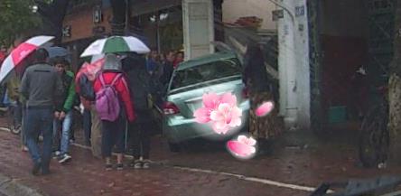 Hà Nội: Xe ô tô mất lái đâm vào siêu thị Vinmart, 1 người nằm bất động trên sàn - Ảnh 3.