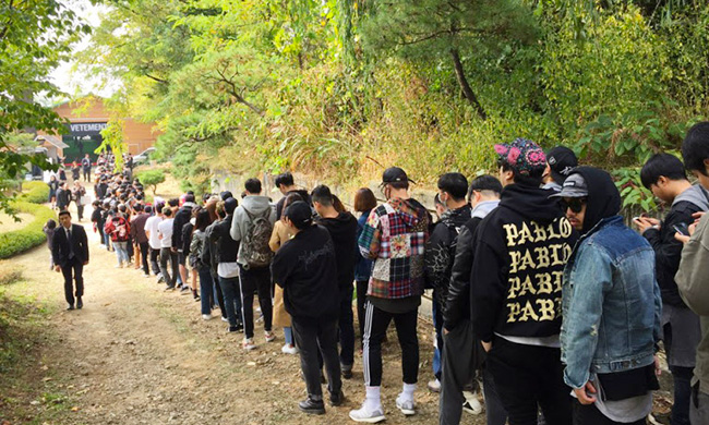 Vetements: Cái tên khiến bạn có muốn bỏ ra gần chục triệu mua áo công nhân cũng chả còn hàng để bán! - Ảnh 8. Vetements: Cái tên khiến bạn có muốn bỏ ra gần chục triệu mua áo công nhân cũng chả còn hàng để bán! - Ảnh 8.