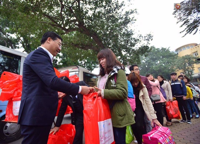 Chuyến xe miễn phí đưa gần 1.500 sinh viên Hà Nội về quê ăn Tết - Ảnh 4.