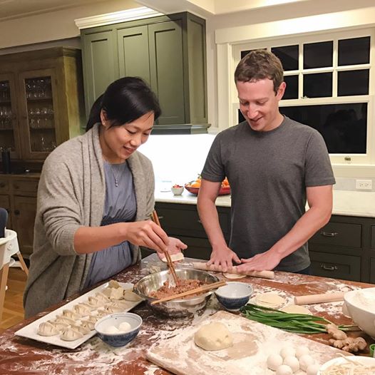 Mark Zuckerberg cùng vợ làm bánh bao kỉ niệm ngày đầu năm mới - Ảnh 2.