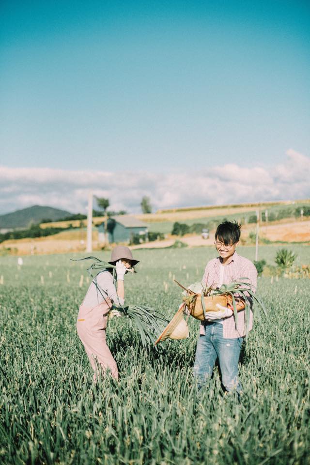 Chi can yeu nhau thi anh cuoi chup o... vuon rau cung khien nguoi ta xuyt xoa