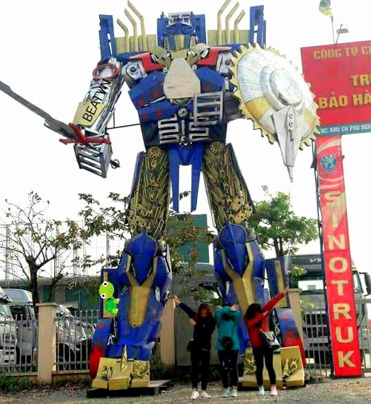 Robot khổng lồ nặng gần 8 tấn được một công ty ở Hà Nội mua về trưng bày trước cổng - Ảnh 3.