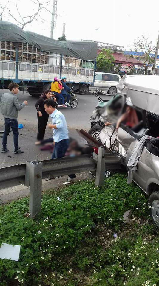 Nam Định: Xe kh&aacute;ch 16 chỗ đ&acirc;m thẳng v&agrave;o t&agrave;u hỏa, đầu xe n&aacute;t bươm - Ảnh 2.