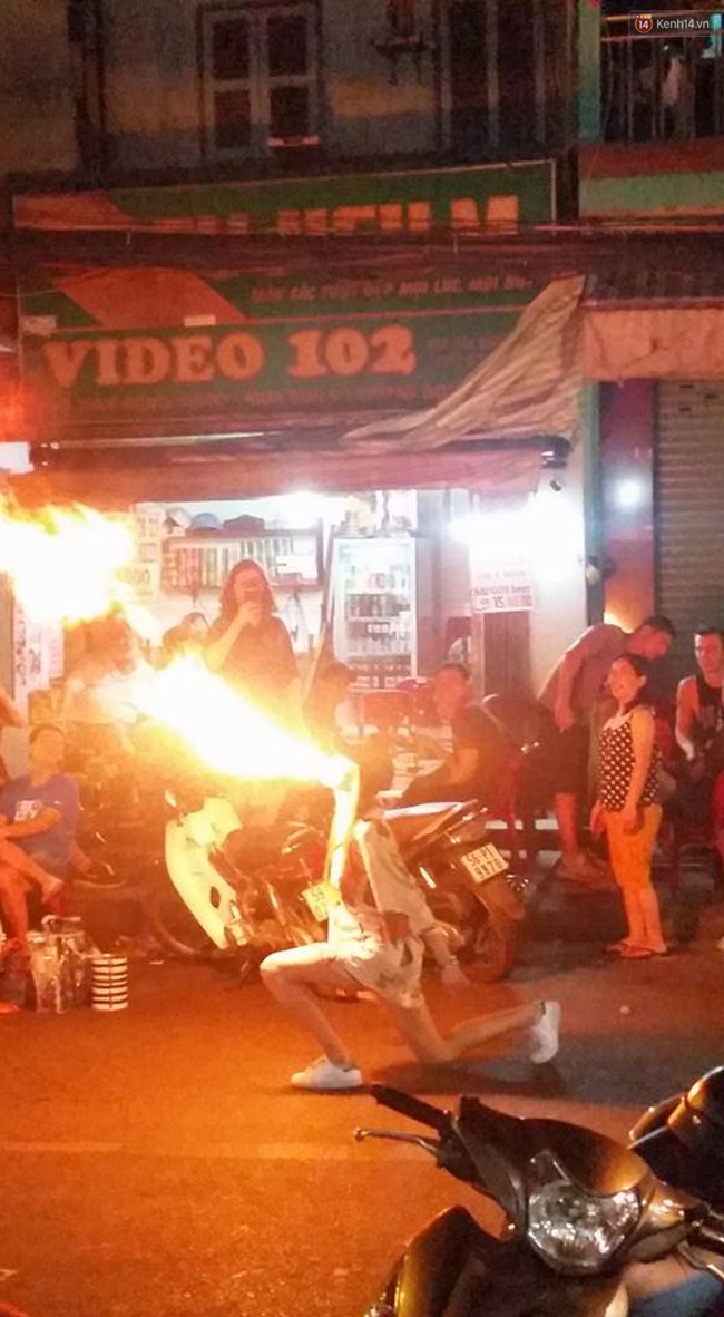 Clip: Nữ du khách nước ngoài trổ tài phun lửa như diễn viên xiếc ở phố Tây Sài Gòn - Ảnh 3.