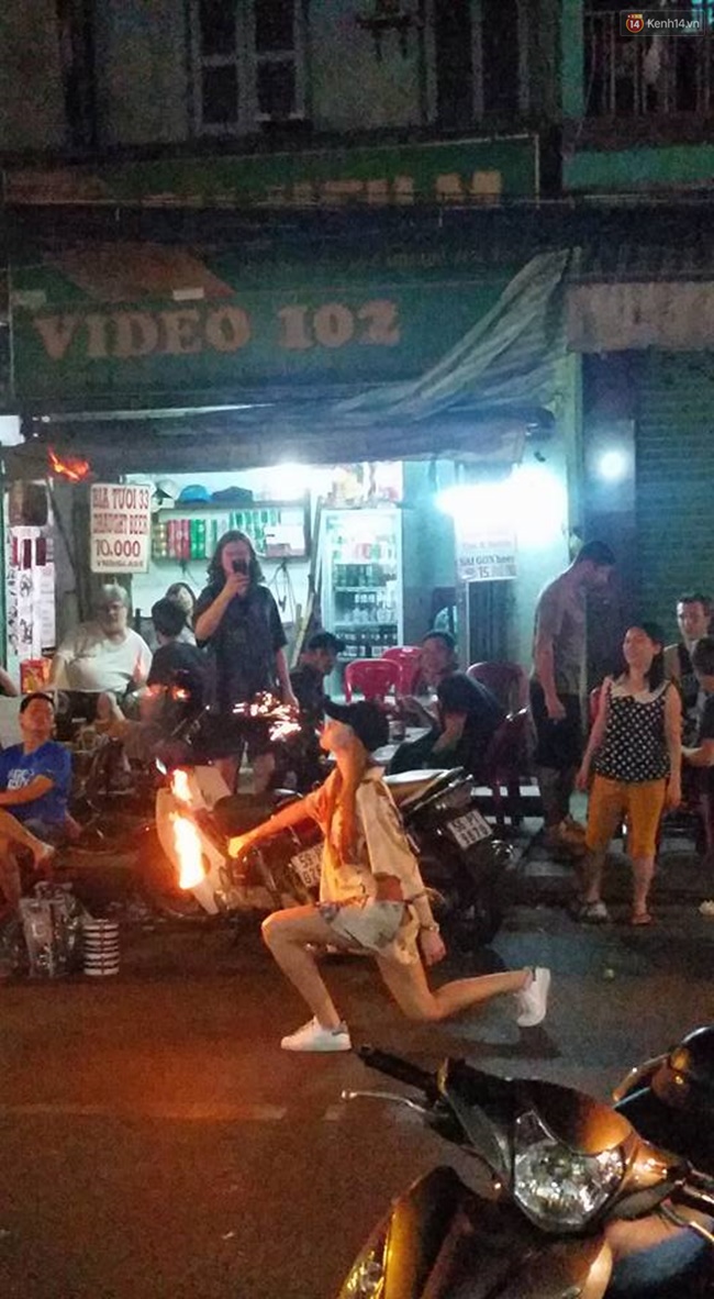 Clip: Nữ du khách nước ngoài trổ tài phun lửa như diễn viên xiếc ở phố Tây Sài Gòn - Ảnh 2.