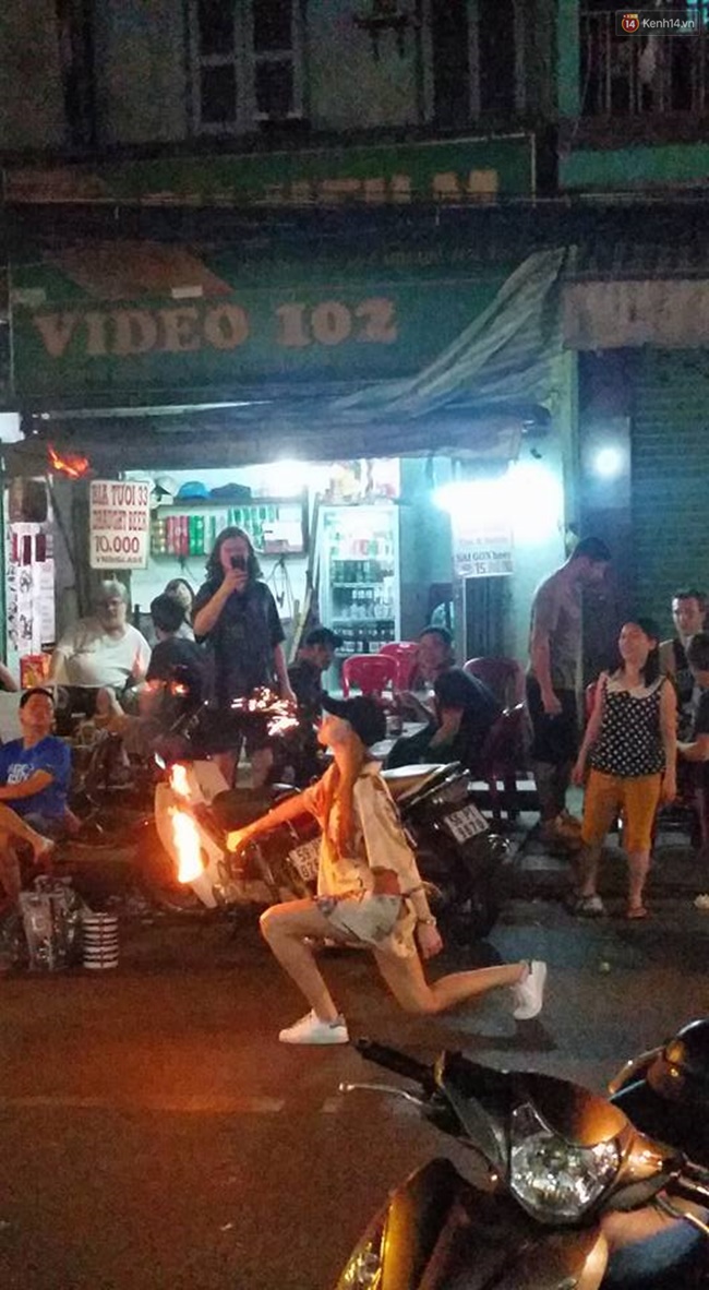 Clip: Nữ du kh&aacute;ch nước ngo&agrave;i trổ t&agrave;i phun lửa như diễn vi&ecirc;n xiếc ở phố T&acirc;y S&agrave;i G&ograve;n - Ảnh 2.