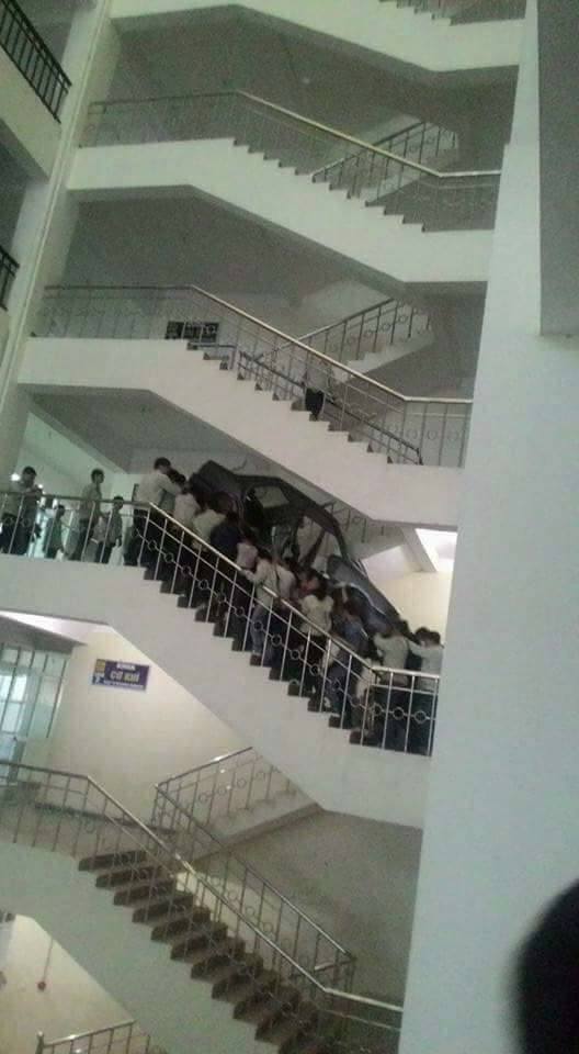 Hà Nội: Sự thật về hình ảnh nhóm người vác nguyên chiếc xe ôtô trên cầu thang - Ảnh 1.