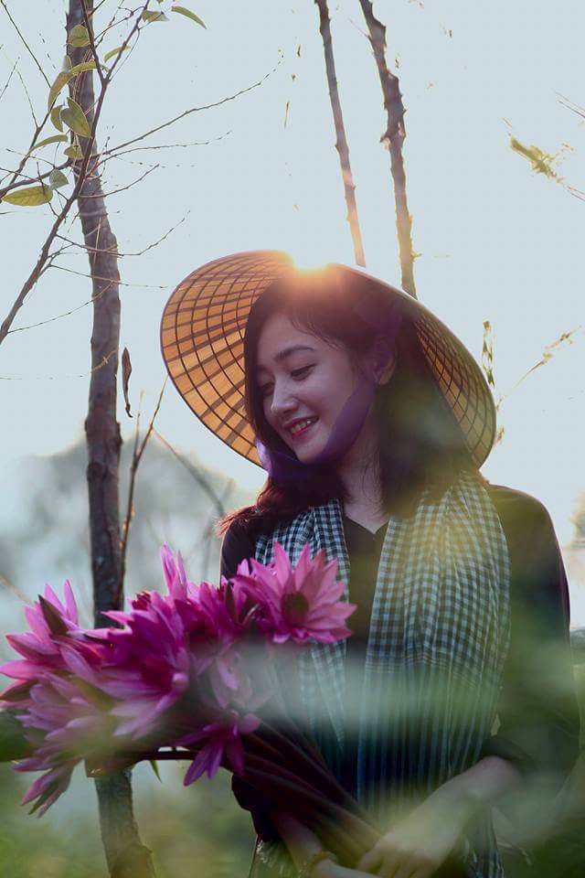 C&ocirc; g&aacute;i l&aacute;i đ&ograve; chở kh&aacute;ch trẩy hội ch&ugrave;a Hương dịp đầu năm bất ngờ nổi tiếng v&igrave; qu&aacute; xinh - Ảnh 2.