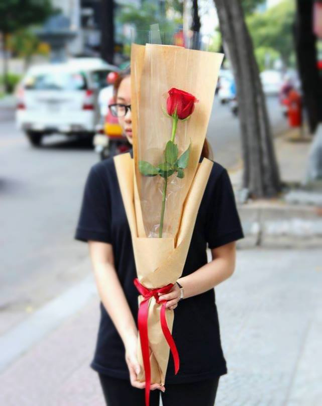 Cành hồng đỏ cao bằng cô gái trẻ giá 500.000 gây sốt mùa Valentine năm nay - Ảnh 3.