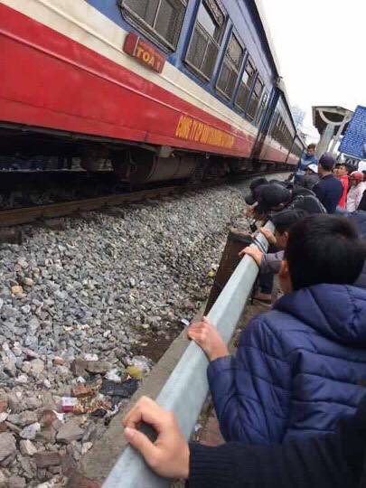 Hà Nội: Mải nói chuyện điện thoại, nam thanh niên bị tàu hỏa đâm - Ảnh 1.