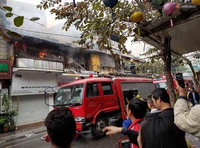 Hà Nội: Cháy lớn trên phố Bát Đàn, 1 cụ bà tử vong - Ảnh 5.