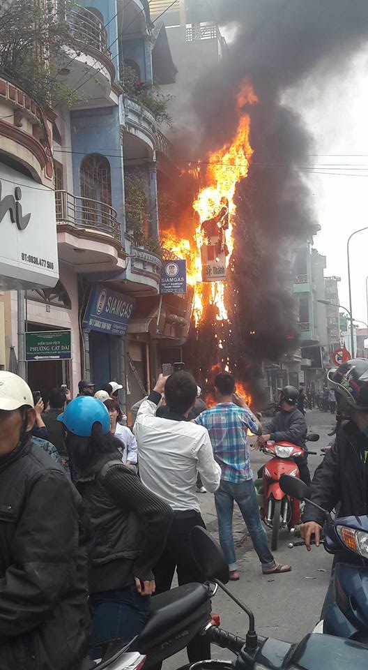 Lửa b&ugrave;ng l&ecirc;n dữ dội trước một thẩm mĩ viện ở Hải Ph&ograve;ng - Ảnh 3.