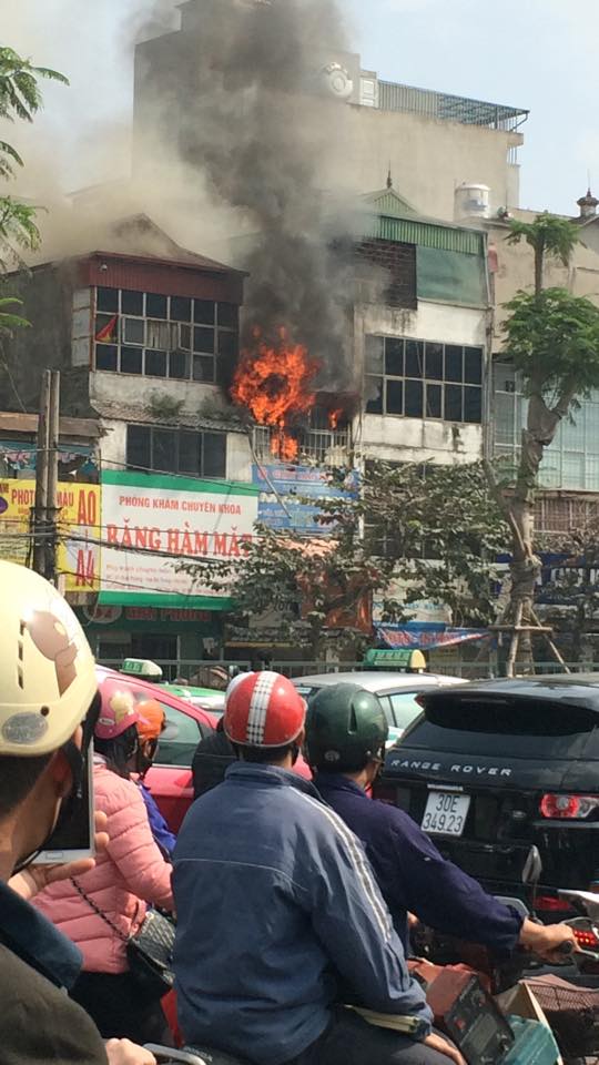 Hà Nội: Đang cháy lớn ở trên đường Giải Phóng - Ảnh 1.