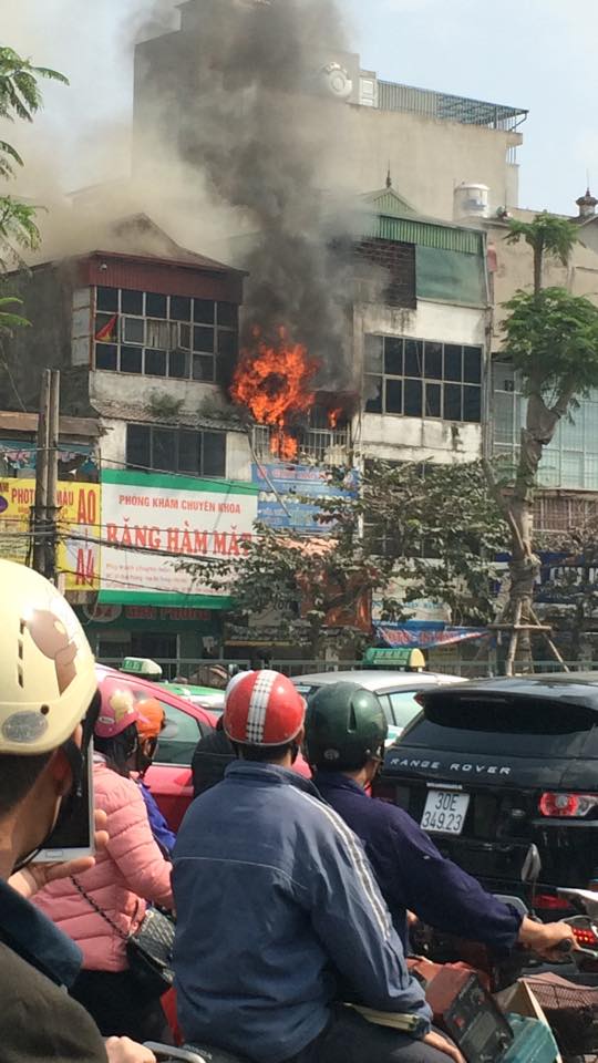 H&agrave; Nội: Đang ch&aacute;y lớn ở tr&ecirc;n đường Giải Ph&oacute;ng - Ảnh 1.