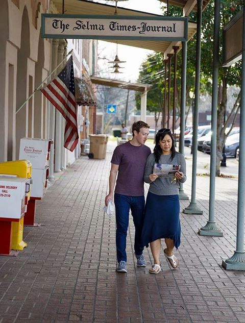 Sau khi khiến cả thế giới cắm mặt vào điện thoại, thì vợ chồng Zuckerberg lại thảnh thơi đọc báo trên phố - Ảnh 1.