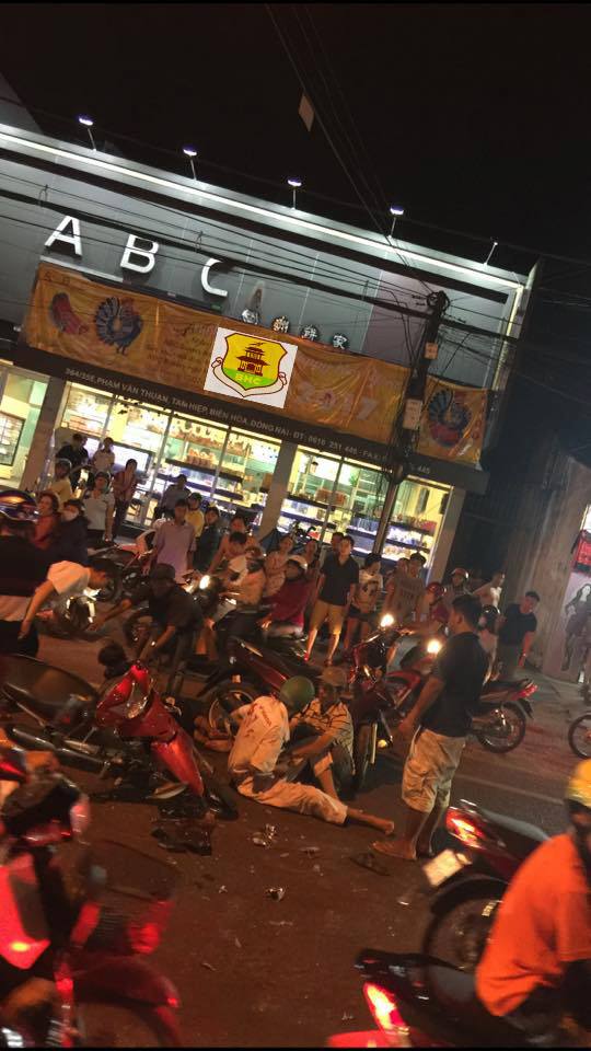 Biên Hoà: Sau tiếng nổ lớn, 2 người thương nặng nằm đường - Ảnh 1.