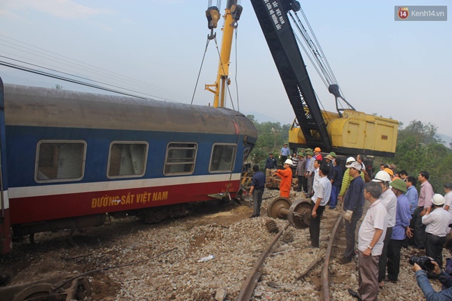 Sau gần 20 giờ tê liệt do tai nạn lật tàu, đường sắt Bắc – Nam đã thông tuyến trở lại - Ảnh 1.