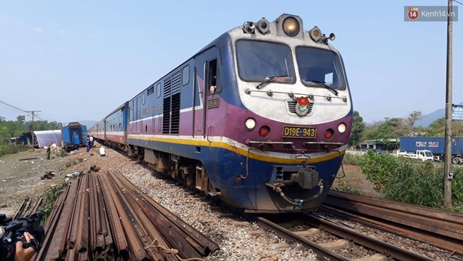 Sau gần 20 giờ tê liệt do tai nạn lật tàu, đường sắt Bắc – Nam đã thông tuyến trở lại - Ảnh 2. Sau gần 20 giờ tê liệt do tai nạn lật tàu, đường sắt Bắc – Nam đã thông tuyến trở lại - Ảnh 2.