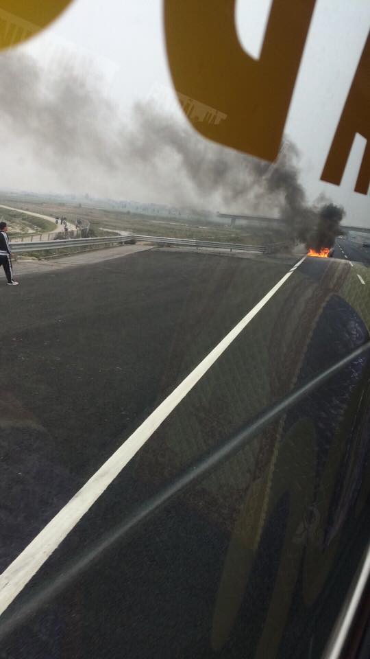 Đang cháy xe ô tô trên cao tốc Hà Nội - Hải Phòng, khói bốc cao ngùn ngụt - Ảnh 1.