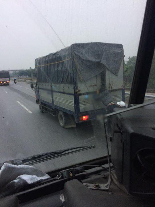 Hải Dương: Nam thanh niên đánh đu phía sau xe tải để ăn trộm - Ảnh 1.