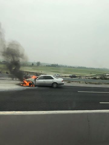 Đang cháy xe ô tô trên cao tốc Hà Nội - Hải Phòng, khói bốc cao ngùn ngụt - Ảnh 3.