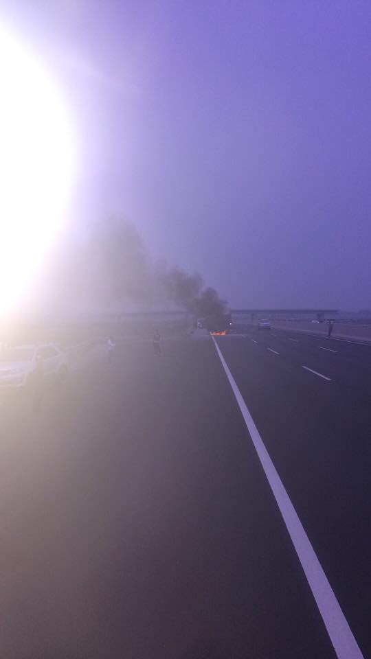 Đang cháy xe ô tô trên cao tốc Hà Nội - Hải Phòng, khói bốc cao ngùn ngụt - Ảnh 2.