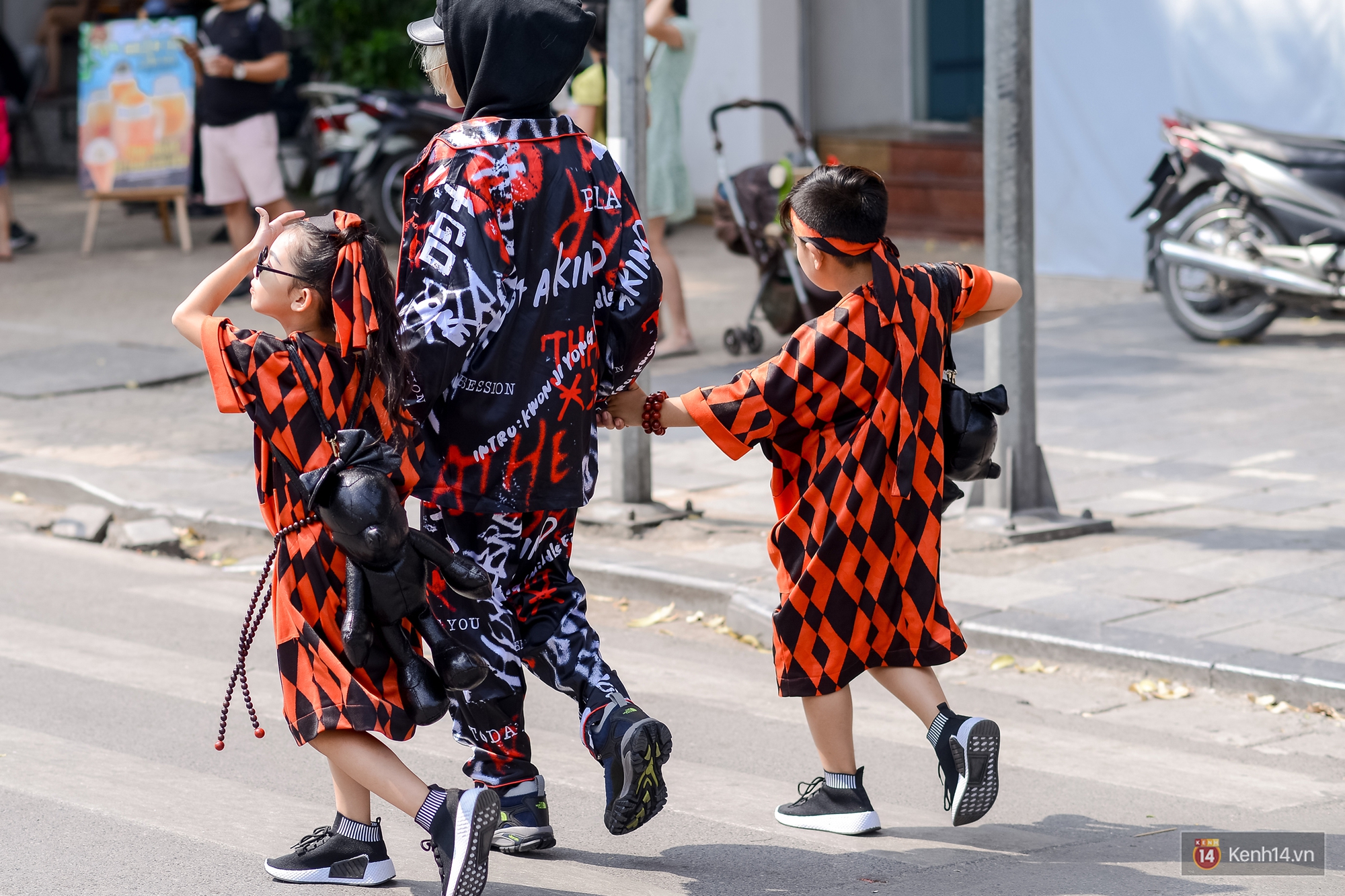 Street style ngày đầu VIFW: Giới trẻ Hà Nội ăn vận lồng lộn hơn hẳn năm trước, các nhóc tì mặc chất gây bão phố đi bộ - Ảnh 21. Street style ngày đầu VIFW: Giới trẻ Hà Nội ăn vận lồng lộn hơn hẳn năm trước, các nhóc tì mặc chất gây bão phố đi bộ - Ảnh 21.
