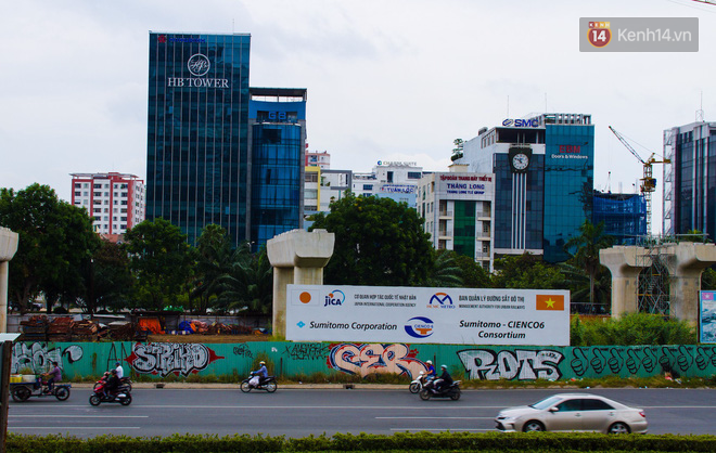 Khi graffiti nửa mùa xuất hiện tràn lan ở Sài Gòn: Đến cả những tấm pano rất đẹp cũng đã bị bôi bẩn - Ảnh 12.