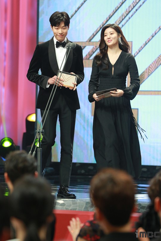 MBC Drama Awards 2017: Mẹ Kim Tan, Ha Ji Won rơi lệ vì nữ diễn viên có chồng bị sát hại dã man - Ảnh 7.