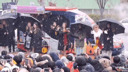 Khi thời tiết xấu củ hành các thần tượng Kpop - Ảnh 17.
