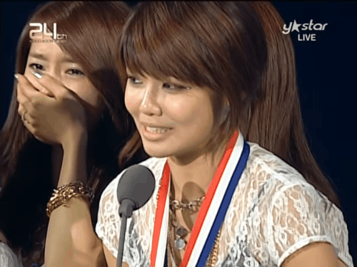 Cùng đoạt Daesang của Grammy Hàn Quốc: SNSD khóc như mưa, TWICE tỉnh như ruồi - Ảnh 4.