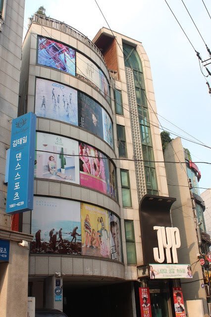 Bị gỡ banner khỏi tòa nhà JYP, Wonder Girls thật sự tan rã? - Ảnh 1.