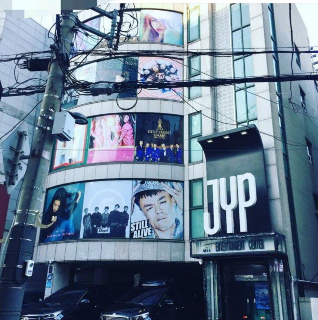 Bị gỡ banner khỏi tòa nhà JYP, Wonder Girls thật sự tan rã? - Ảnh 2.