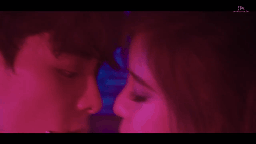 Em út ngây thơ nhất Kpop của SNSD táo bạo âu yếm trai lạ trong solo MV đầu tay - Ảnh 4.