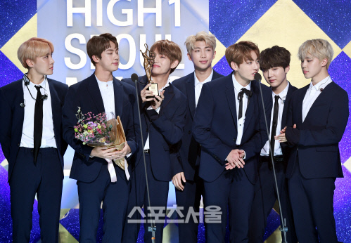 Trong lịch sử Kpop chỉ có 3 nhóm này thắng 4 giải trong một đêm Seoul Music Awards - Ảnh 4.