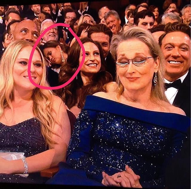 Vợ John Legend ngủ gật suốt buổi lễ trao giải thưởng phim danh giá nhất hành tinh Oscar 2017 - Ảnh 1.