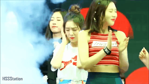 Phản ứng bá đạo của Joy (Red Velvet) khi bị giật mình trên sân khấu - Ảnh 1.