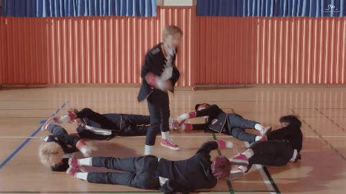 Boygroup trẻ con của SM cảm nắng cô giáo trong MV mới - Ảnh 1.
