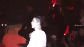 Trượt chân ngã dập mông, B.I (iKON) nằm hát luôn trên sân khấu - Ảnh 2.