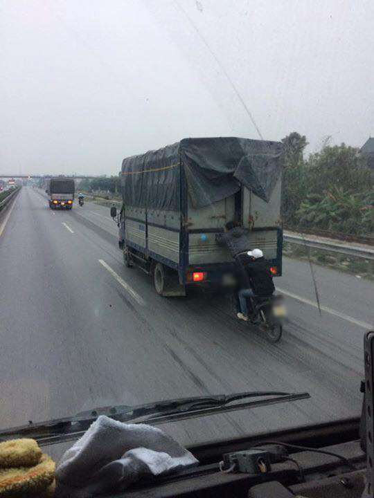 Hải Dương: Nam thanh niên đánh đu phía sau xe tải để ăn trộm - Ảnh 2.